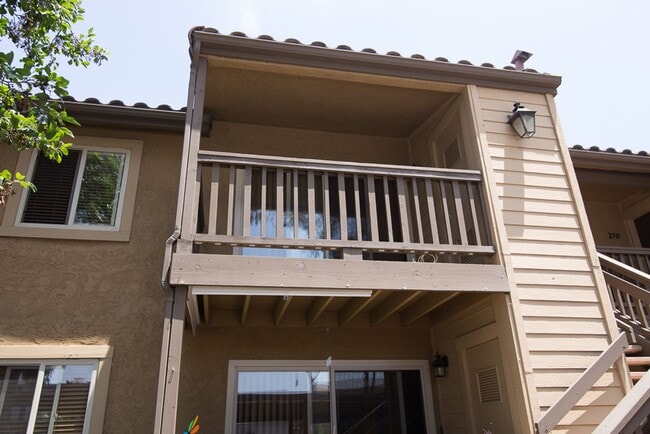 Building Photo - Awesome condo in gated community