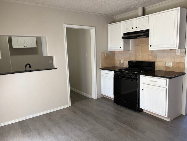 Building Photo - 5406 Lyndhurst Dr