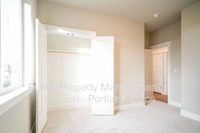 Building Photo - 2659 NE Justus Ave