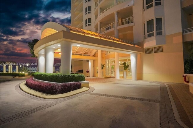 Building Photo - 808 Brickell Key Dr