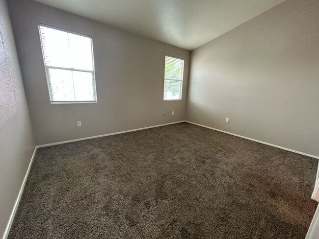 Building Photo - A Beautiful Town Home around the Spring Valley Area.