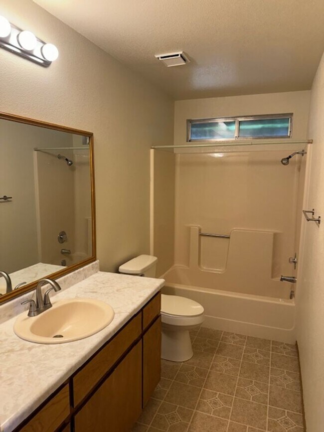 Building Photo - Lake Forest Estates Home Close to Shopping...