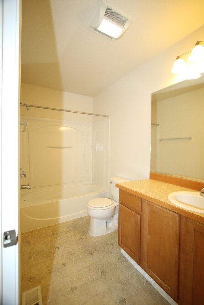 Building Photo - 3 Bedroom Eagle River Townhouse!