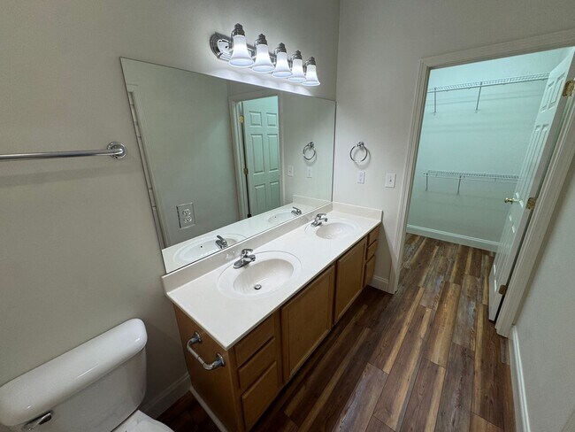 Building Photo - Experience Modern Main-Level Living in a Private Oak Ridge Community