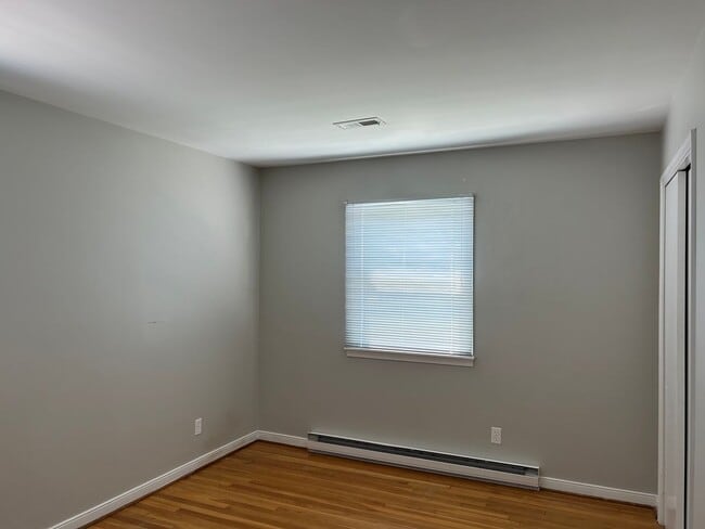 Building Photo - Charming 3 Bedroom, 2 Bath Brick Ranch Hom...