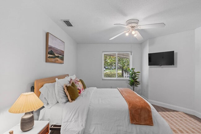 Building Photo - 460 Magellan Dr