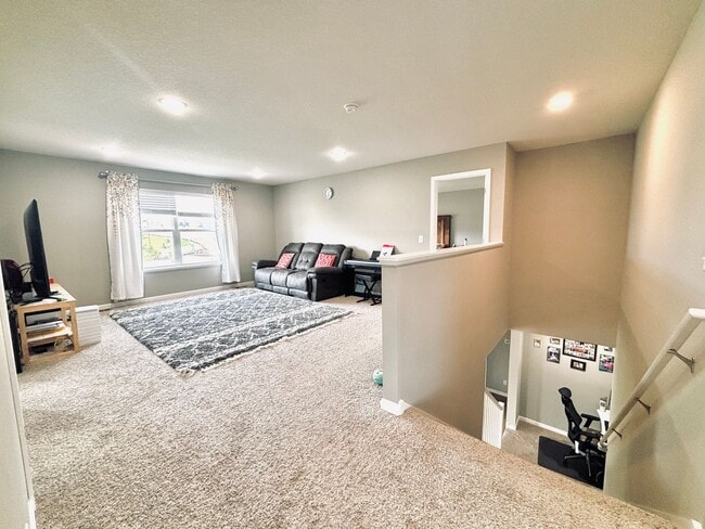 Building Photo - Stunning 5bed/3 1/2 bath Home in Shakopee!