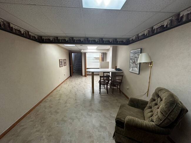 Building Photo - Charming 2-Bedroom, 2-Bathroom Home Overlo...