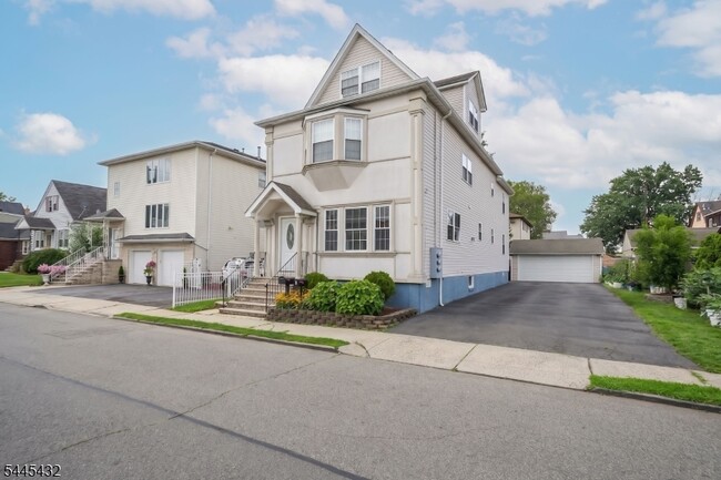 Building Photo - 620 McGillvray Pl