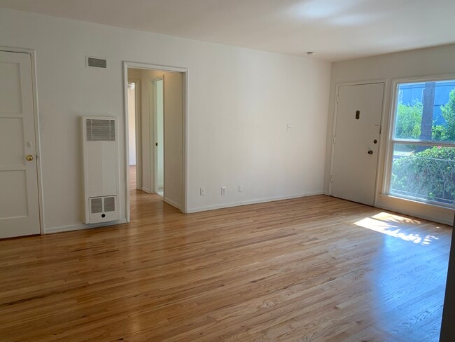 Building Photo - 408 N Doheny Dr