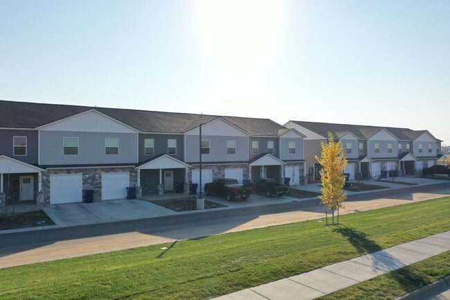 Building Photo - Darling 3 Bed 2.5 Bath Townhome located in...