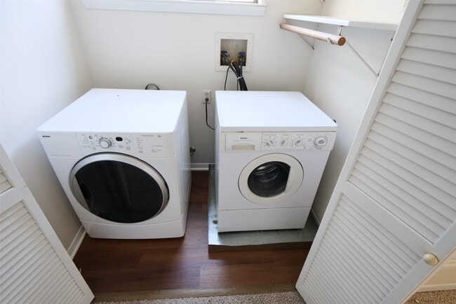 Building Photo - 9526 Val Verde St