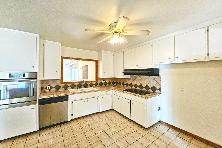 Building Photo - 9321 Donna Ave