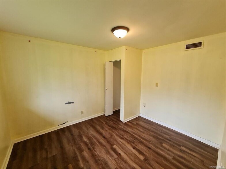 Building Photo - 1220 Lynwood Dr