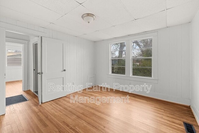 Building Photo - 617 7th St W