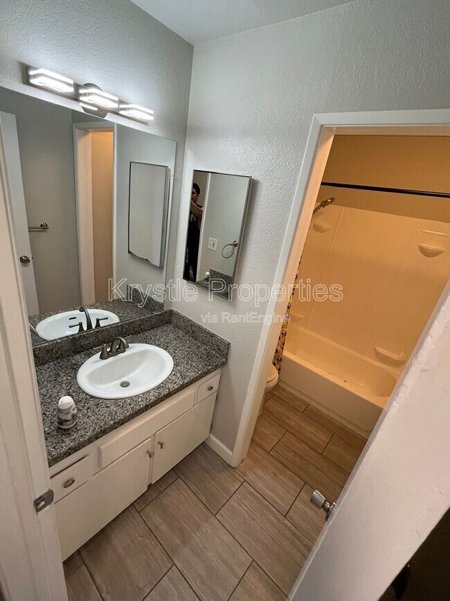 Building Photo - 1060 Oak Grove Rd