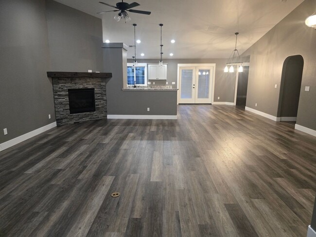 Building Photo - 3 bed 2 bath  Home for Rent in Grants Pass