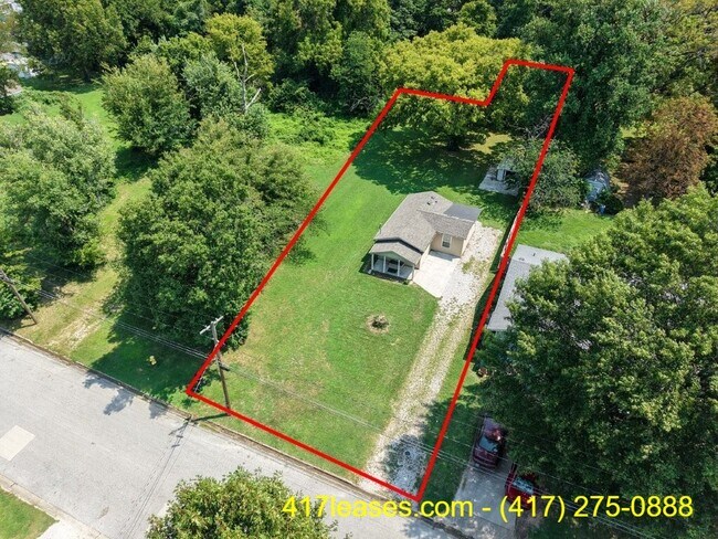 Building Photo - 2518 N Weller Ave