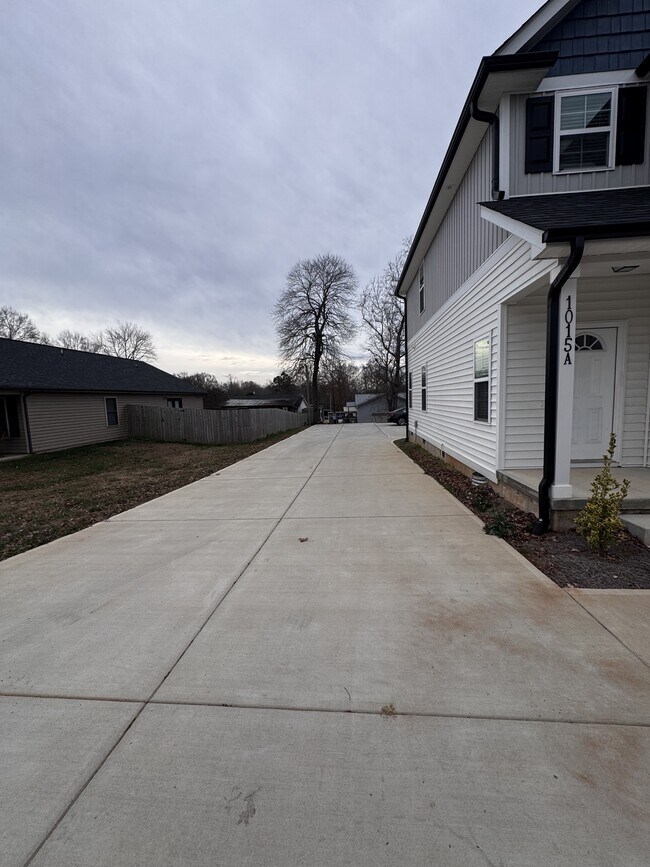 Building Photo - 1015 W C St