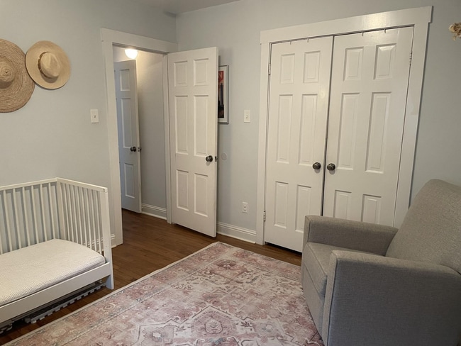 Building Photo - Hyde Park gem with Casita!!!