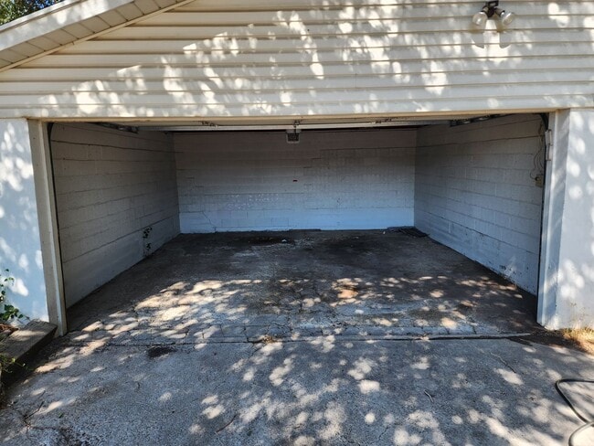 Building Photo - Three Bedroom Home; 1,800 sq ft, 2 car Garage