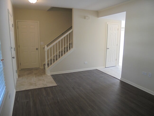 Building Photo - 1202 N Village Dr