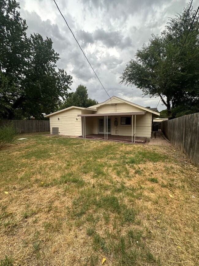 Building Photo - 900 Flamingo Ave