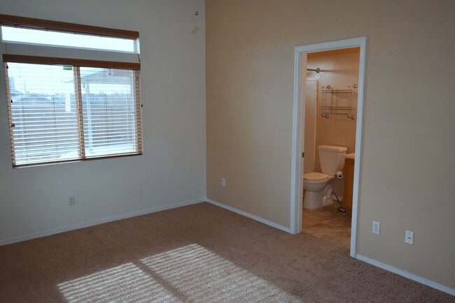 Building Photo - 2BR Plus Bonus Room in the NW!