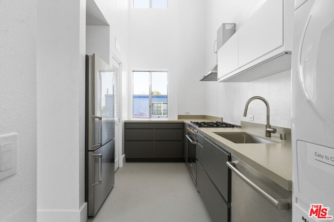 Building Photo - 558 Rose Ave