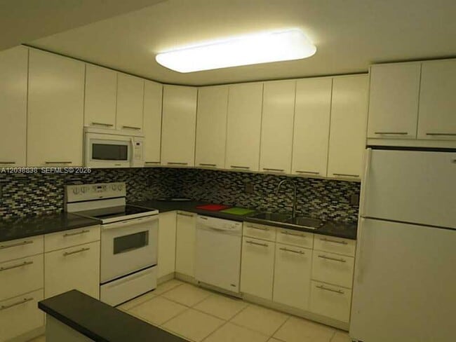 Building Photo - 205 Lakeview Dr