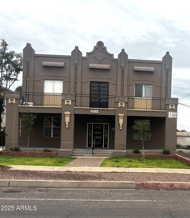 Building Photo - 633 E 9th St