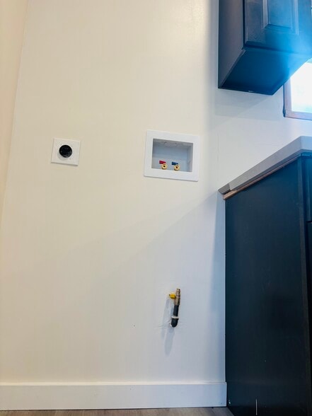 Building Photo - 1550 N Cypress Ave