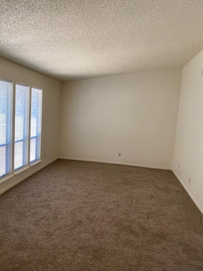 Building Photo - 11212 Torrey Pines Dr