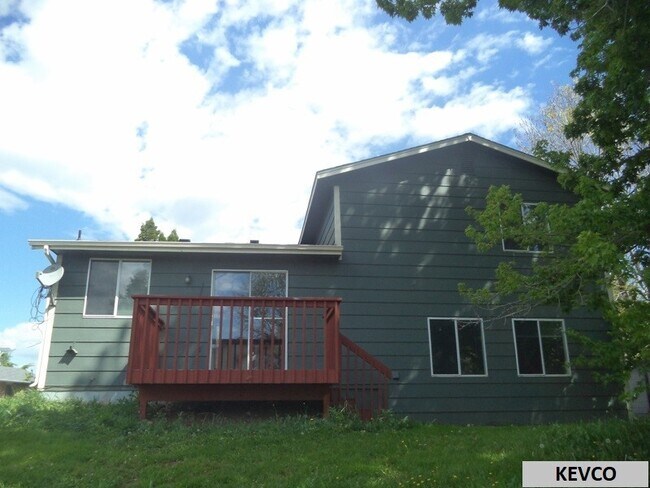 Building Photo - Beautiful Three Bedroom Home!