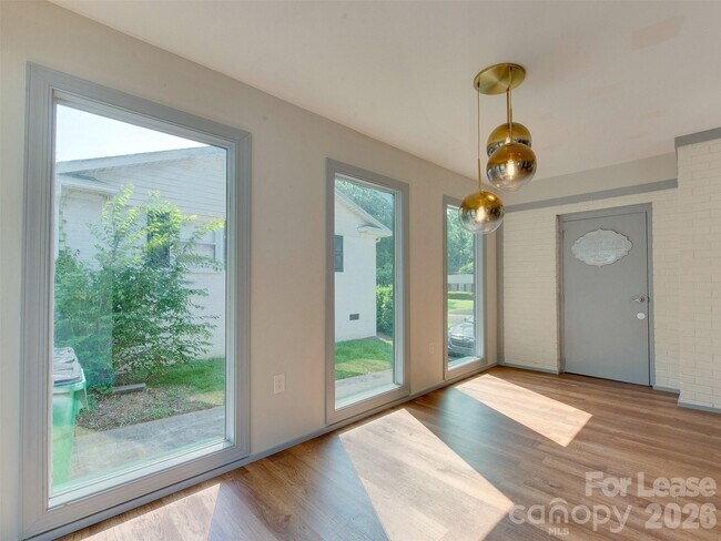 Building Photo - 3921 Sheffield Dr