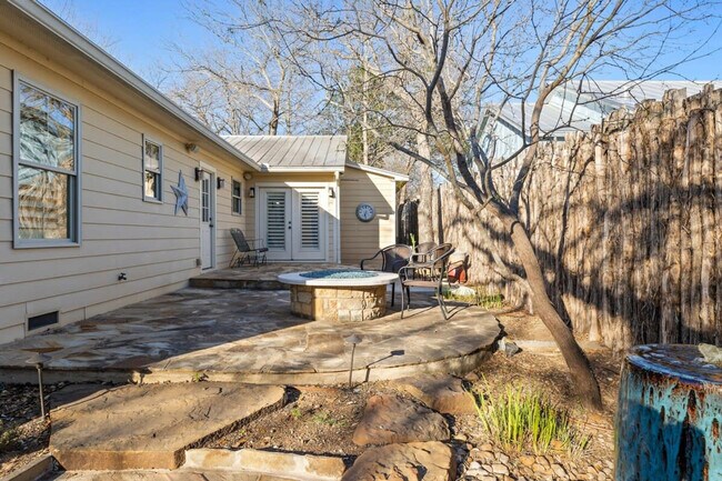 Building Photo - 305 S Elk St