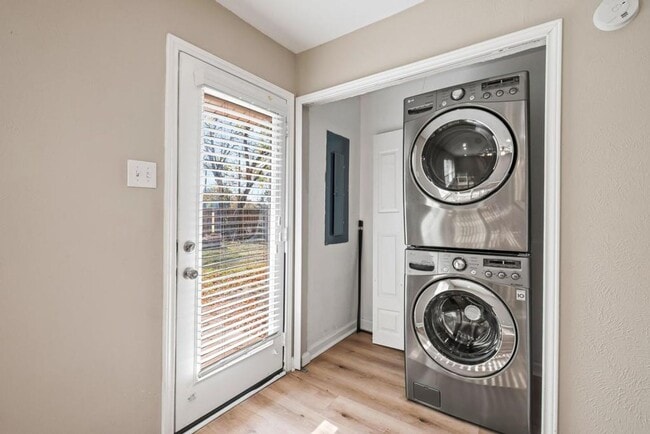 Building Photo - Spacious 3-Bedroom Home in The Colony – Available Now!