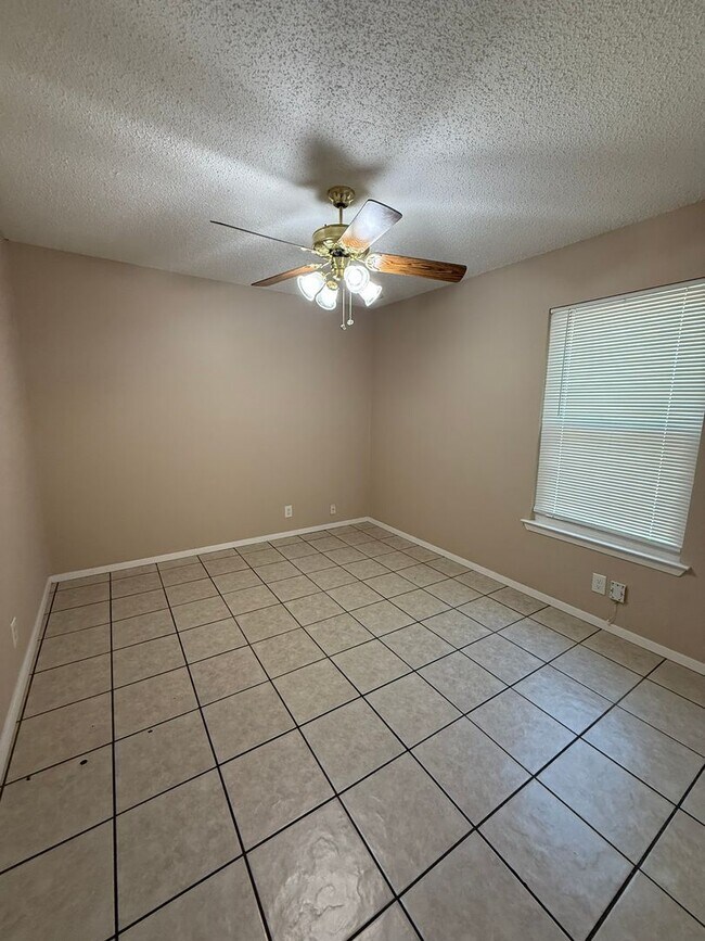 Building Photo - 1402 Westcott Dr
