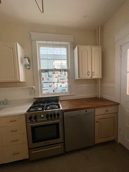 Building Photo - 890 Lancaster St