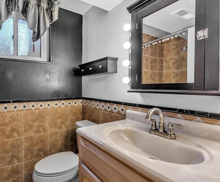 Building Photo - Beautiful Lakewood ranch-style home near Jackson Park