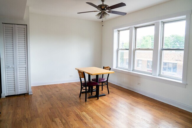 Building Photo - Albany Park - 2 Bed / 1 Bath - Central Heat - Dog Friendly