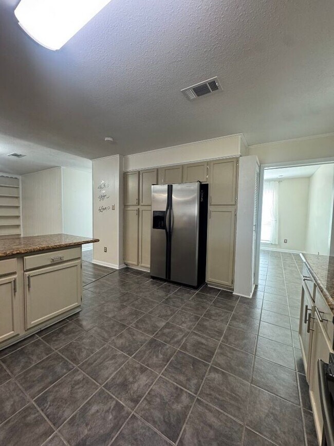 Building Photo - Spacious 3/2 Living in the Heart of Ocean Springs