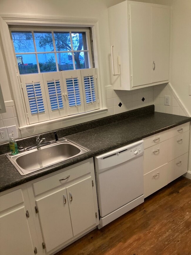 Building Photo - Charming three-bedroom in Irving Park area