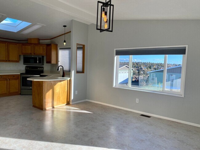 Building Photo - 3 Bedroom 2 Bathroom house in Crooked River Ranch with huge views and a shop!