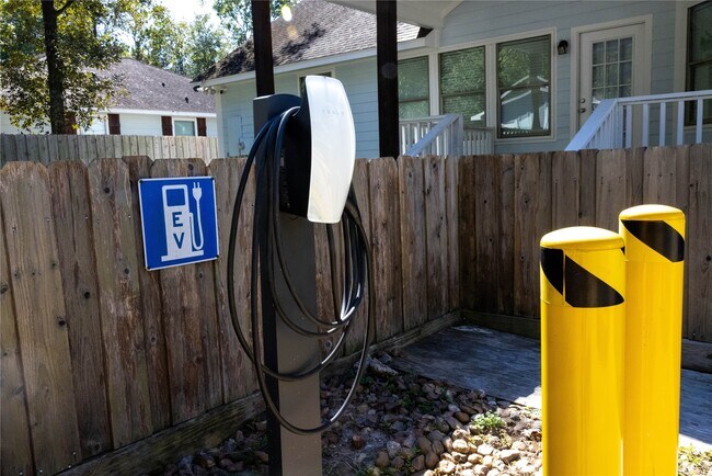 Building Photo - 17023 Lexington Dr