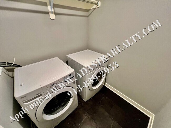 Building Photo - Beautiful Like New 4 Bed 4 Bath Home in Overland Park-Available in MAY!!