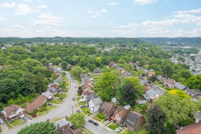 Building Photo - Stunning 5 bedroom home in McKeesport available July 1!