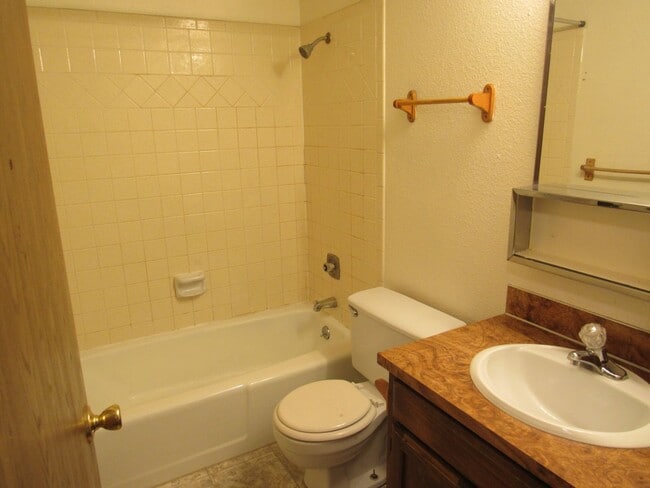 Building Photo - Affordable 2 Bedroom Apartment