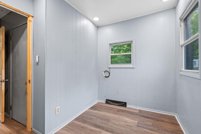 Building Photo - 104 Smithtown Rd