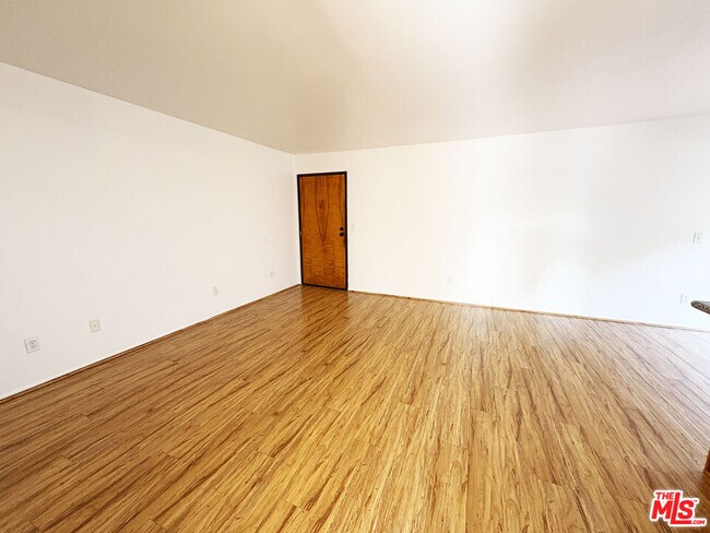 Building Photo - 5440 Carlton Way